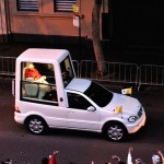 papst-benedikt-in-seinem-papamobil