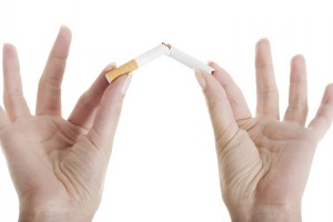 zerbrochene Zigarette in Händen