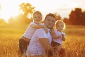 Familie auf Feld Sonnenuntergang