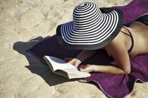 Frau ließt ein Buch am Strand